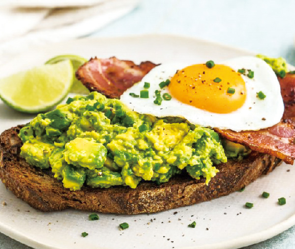オーストラリア定番の朝ごはん ベーコンエッグアボカドトースト